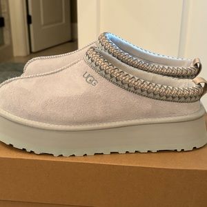 NEW IN BOX!!  Authentic UGG Tazman Platform slippers